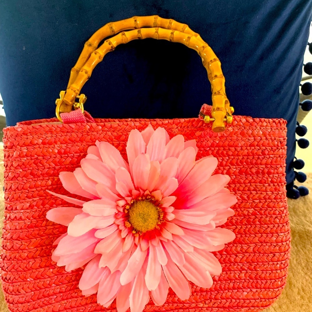 Summer sale!Bright pink wicker purse. 11x8x3Added the flower after purchase.